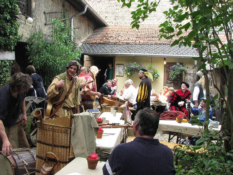 Symbolbild mit Stuntreiter als Link zu der Bildergalerie